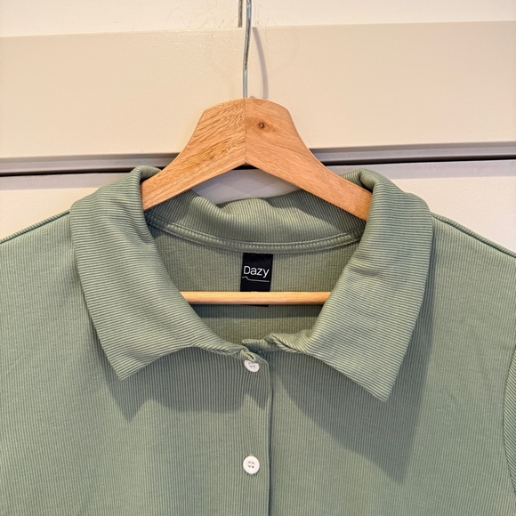 3/$15‼️ Trendy DAZY Green Cropped Button-Up Tee with Collar, Size L, Stretchy - Picture 8 of 14